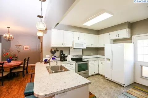 4411 Hilltop Dr, Pasco, WA 99301 photo 4
