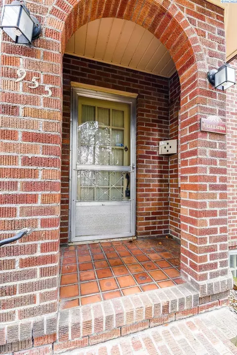 955 NE B St, Pullman, WA 99163 photo 2