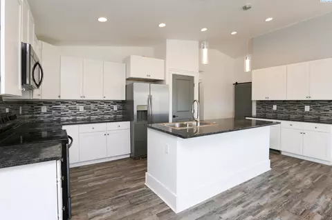 309 E Clark St, Connell, WA 99326 photo 3