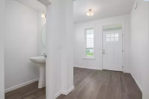 402 Ruby, Grandview, WA 98930 photo 2