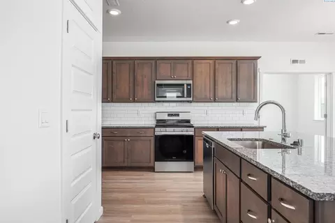 402 Ruby, Grandview, WA 98930 photo 8