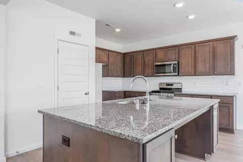 402 Ruby, Grandview, WA 98930 photo 7