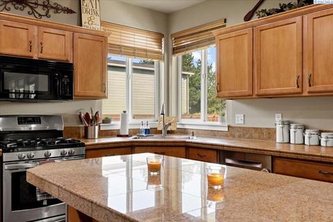 10410 Maple Dr, Pasco, WA 99301 photo 2
