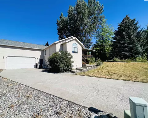 1355 SE Cougar Ct, Pullman, WA 99163 photo 2