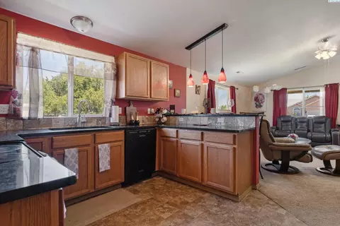 228 N Beech Ave, Pasco, WA 99301 photo 2