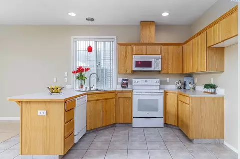 6216 Comiskey Dr, Pasco, WA 99301 photo 4
