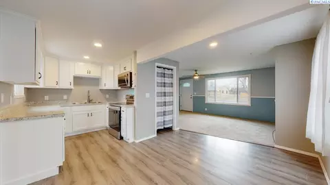 633 E 3rd St, Grandview, WA 98930 photo 7