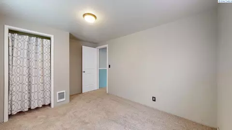 633 E 3rd St, Grandview, WA 98930 photo 11