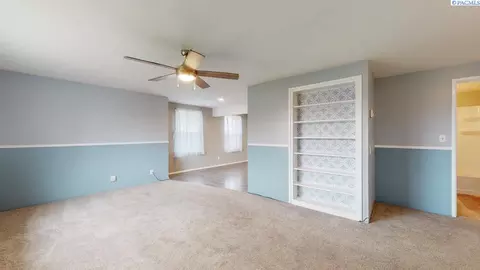 633 E 3rd St, Grandview, WA 98930 photo 4