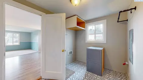 633 E 3rd St, Grandview, WA 98930 photo 9