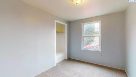 633 E 3rd St, Grandview, WA 98930 photo 12