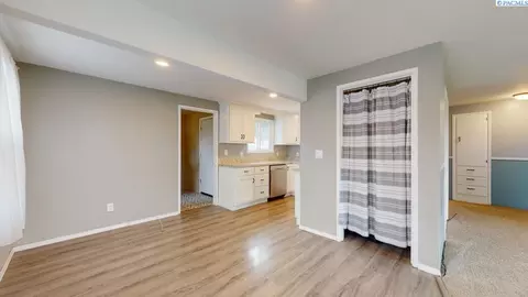 633 E 3rd St, Grandview, WA 98930 photo 6