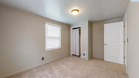 633 E 3rd St, Grandview, WA 98930 photo 10