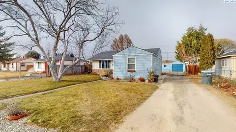 633 E 3rd St, Grandview, WA 98930 photo 2
