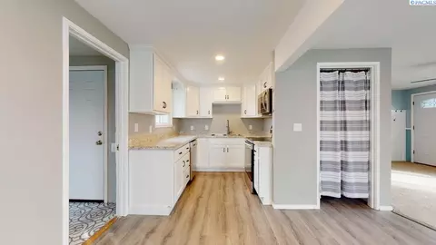 633 E 3rd St, Grandview, WA 98930 photo 8