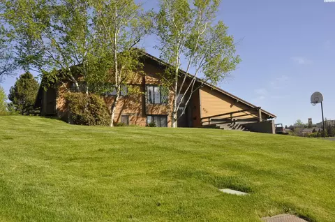 900 SE Robin Pl, Pullman, WA 99163 photo 1