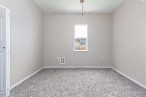 607 E 19th Ave, Kennewick, WA 99337 photo 10