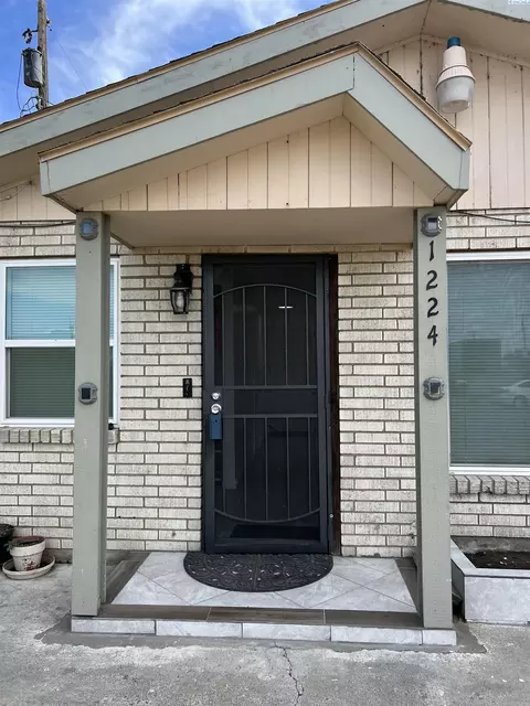 1220 E Clark St, Pasco, WA 99301 photo 2