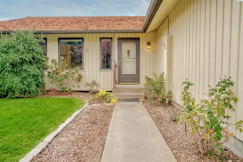 4002 Desert Dr, Pasco, WA 99301 photo 1