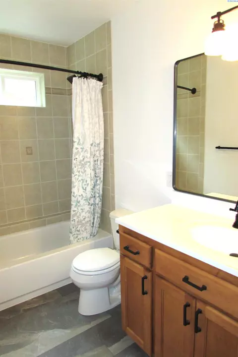 Bath - 503 E Lower A St, Colfax, WA 99111 photo 2 of 4