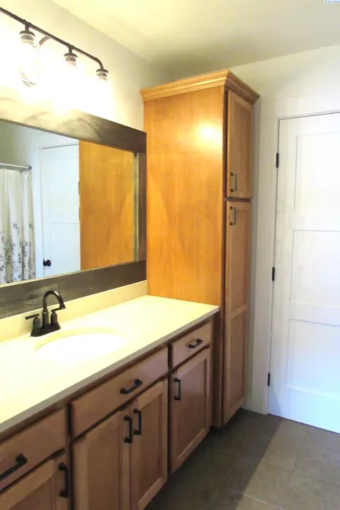 Bath - 503 E Lower A St, Colfax, WA 99111 photo 1 of 4