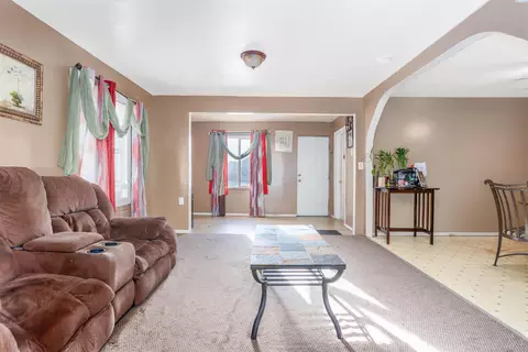 Living - 805 S 5th Ave, Pasco, WA 99301 photo 2 of 3