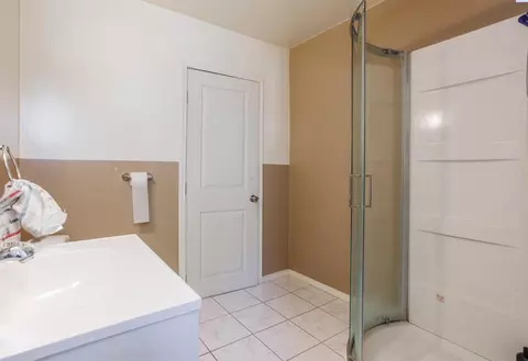 Bath - 805 S 5th Ave, Pasco, WA 99301 photo 1 of 2