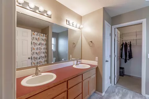Bath - 1600 NW Canyon View Dr, Pullman, WA 99163 photo 2 of 4