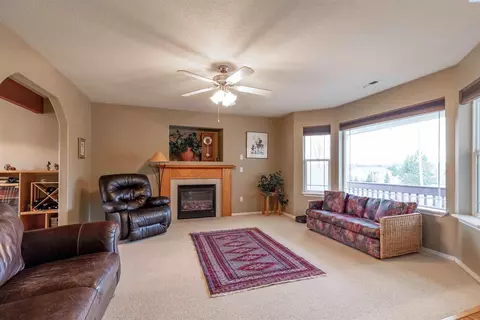 Living - 1600 NW Canyon View Dr, Pullman, WA 99163 photo 2 of 11