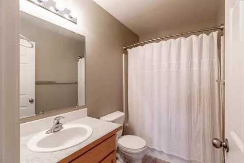 Bath - 1600 NW Canyon View Dr, Pullman, WA 99163 photo 3 of 4