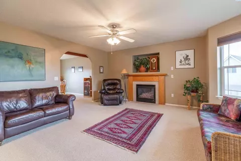 Living - 1600 NW Canyon View Dr, Pullman, WA 99163 photo 1 of 11