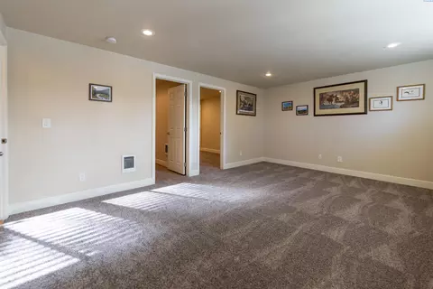 Living - 310 SE Bellevue St, Pullman, WA 99163 photo 4 of 4