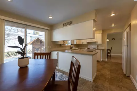 Dining - 310 SE Bellevue St, Pullman, WA 99163 photo 3 of 5