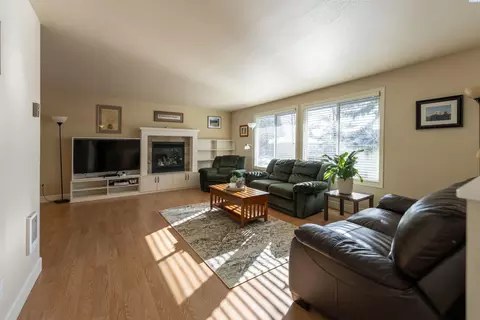 Living - 310 SE Bellevue St, Pullman, WA 99163 photo 1 of 4