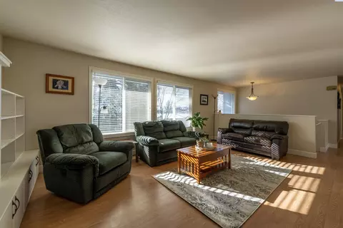 Living - 310 SE Bellevue St, Pullman, WA 99163 photo 3 of 4
