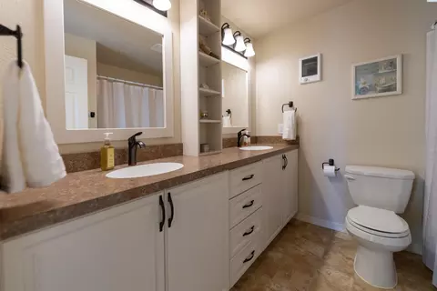 Bath - 310 SE Bellevue St, Pullman, WA 99163 photo 1 of 3