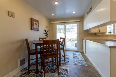 Dining - 310 SE Bellevue St, Pullman, WA 99163 photo 4 of 5