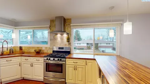 Kitchen - 310 SE Nebraska St, Pullman, WA 99163 photo 1 of 8