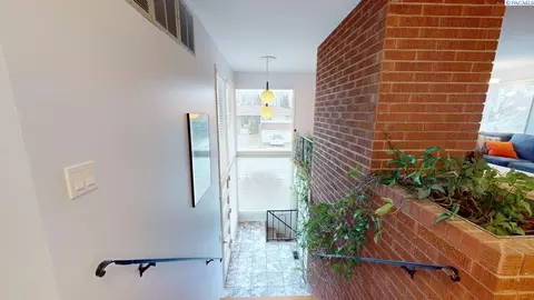 Entry Way - 310 SE Nebraska St, Pullman, WA 99163 photo 3 of 6