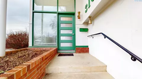 Entry Way - 310 SE Nebraska St, Pullman, WA 99163 photo 1 of 6