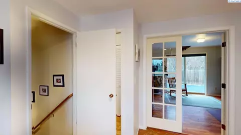 Entry Way - 310 SE Nebraska St, Pullman, WA 99163 photo 5 of 6