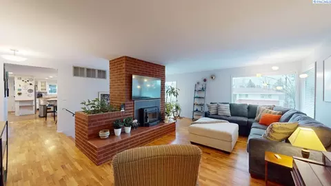 Living - 310 SE Nebraska St, Pullman, WA 99163 photo 2 of 7