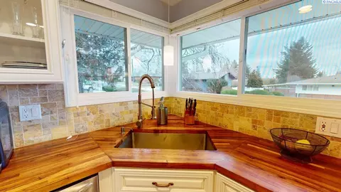 Kitchen - 310 SE Nebraska St, Pullman, WA 99163 photo 2 of 8