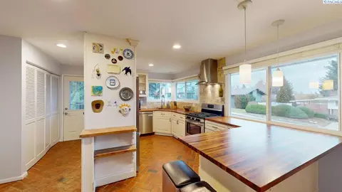 Kitchen - 310 SE Nebraska St, Pullman, WA 99163 photo 8 of 8