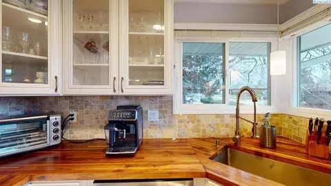 Kitchen - 310 SE Nebraska St, Pullman, WA 99163 photo 3 of 8
