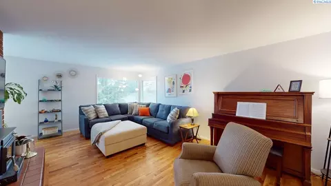 Living - 310 SE Nebraska St, Pullman, WA 99163 photo 3 of 7