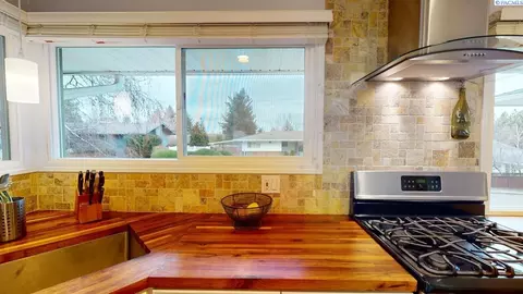 Dining - 310 SE Nebraska St, Pullman, WA 99163 photo 7 of 8