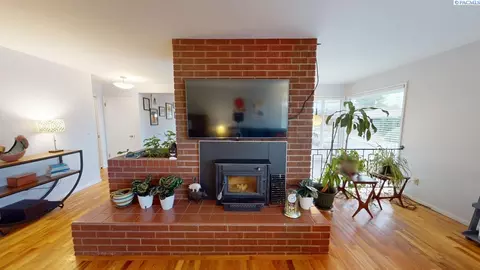 Living - 310 SE Nebraska St, Pullman, WA 99163 photo 6 of 7
