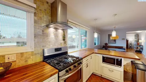 Kitchen - 310 SE Nebraska St, Pullman, WA 99163 photo 5 of 8