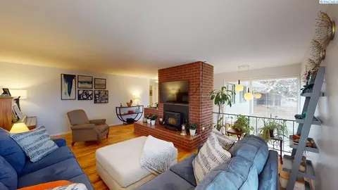 Living - 310 SE Nebraska St, Pullman, WA 99163 photo 4 of 7